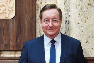 Venku jen dva lidé, navrhne vládě Arenberger - Novinky