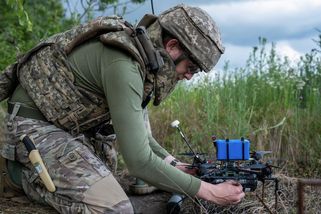 Drony ukrajinské rozvědky zasáhly ruský raketový a dělostřelecký arzenál v Brjansku - Novinky