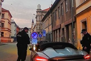 Řidič Porsche si vytruboval v Budějovicích. Před strážníky se oháněl demokracií - Novinky