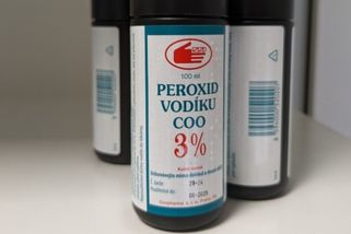 Jedna lahvička za 70 korun místo pěti přípravků: Co všechno zvládne peroxid vodíku
