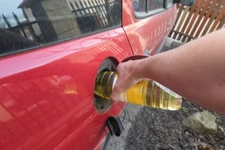 Řidiči místo nafty lijí do nádrže levnou náhradu. Koupíte ji v každém supermarketu