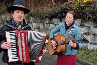Desítky lidí ze Slezska a Moravy vyrazily na Letnou za zpěvu vlastní verze Slavíků z Madridu - Novinky