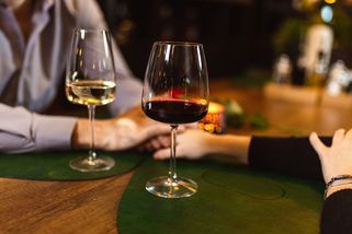 Místo obchodní večeře měl rande s milenkou. Italka odhalila manželovu nevěru v propagačním videu restaurace - Novinky