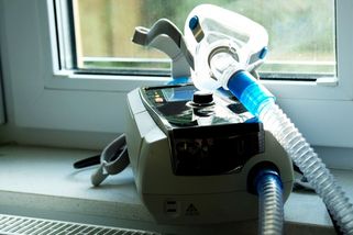 Pečuje o vážně nemocného manžela. Změna dávek je může připravit o peníze - Novinky