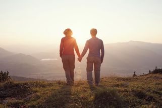 Proč je tolik lidí v Česku single? Muži sice partnerky hledají, ale ženám se moc do vztahu nechce - Novinky