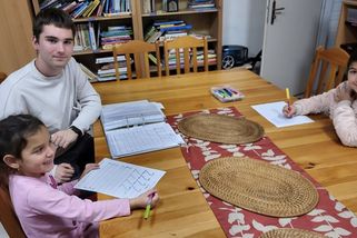 Ukrajinský uprchlík chce bořit předsudky. V Plzni doučuje romské děti - Novinky