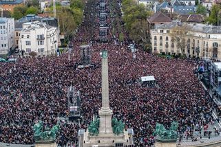 „Špinavý Fidesz“ a „Rusové domů“, znělo náměstím v Budapešti během obřího koncertu proti režimu - Novinky