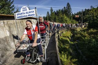 Sparťan veze na trakaři slávistu: Nečekané derby zachraňuje sáňkařskou dráhu - Seznam Zprávy