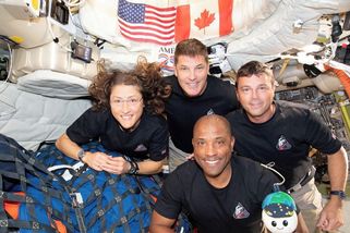 ON-LINE: Vesmírná loď Orion se blíží k Zemi, astronauty čeká nejnebezpečnější část mise - Novinky