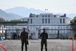 Poklekli a žádali o příměří. Írán podle Bílého domu netrvá na svých původních deseti požadavcích - Novinky