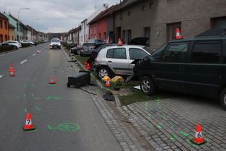 Opilá řidička v Chropyni zdemolovala čtyři zaparkovaná auta - Novinky