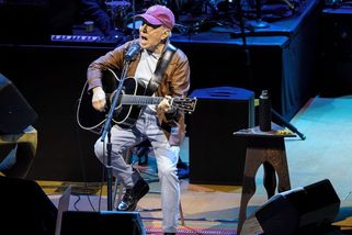 Recenze: Paul Simon okouzlil. A splatil dluh české zpěvačce z roku 1990 - Seznam Zprávy