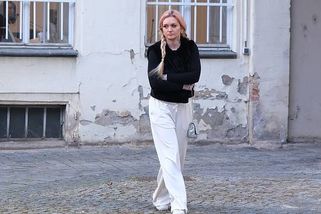 Lascívní pózy na policejním autě? Soud vyměřil čtyři měsíce vězení. Natvrdo!