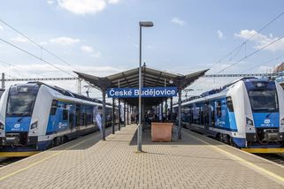 Řev, kouření v kupé i hajlování. Fanoušci českobudějovického Dynama řádili ve vlaku po výhře nad Spartou B - Novinky