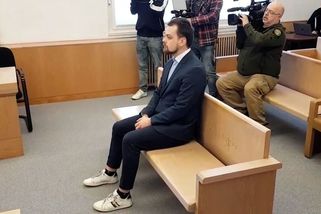 Opilý ujížděl před policií, schválně přejel do protisměru a vrazil do auta. Za pokus o vraždu soud mladíkovi potvrdil 8 let - Novinky