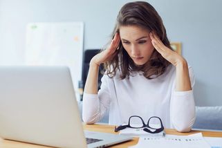 Přetížení, nedůvěra a málo uznání. Nálada zaměstnanců se zhoršuje - Novinky