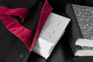 Nechtěla nechat v noci doma syna. Soud potvrdil žalobkyni důtku