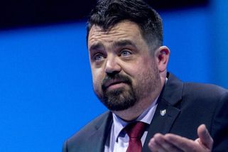 Facka a kop do spodní části těla. Video zachytilo napadení Novotného na ulici, útočil Cavali ze Stačilo!