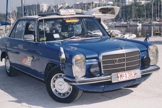 Taxikář najel se svým mercedesem 4,6 milionu kilometrů, automobilka ho vyměnila za nový