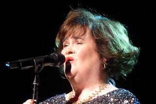 Zpěvačka Susan Boyle slaví 65. Po mrtvici se vrací k hudbě a vypadá lépe než v době své největší slávy