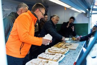 Orbán jezdí autobusem po Maďarsku a na poslední chvíli sbírá voliče - Novinky