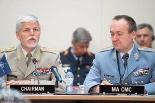 Prezident Petr Pavel na summit NATO patří. Ostudy od premiéra a ministrů už bylo ve světě dost - Médium.cz