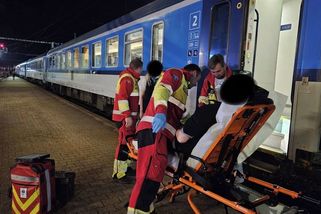 Sanitka se na jihlavském nádraží nedostala k pacientovi, záchranáři s ním jeli na další stanici vlakem - Novinky