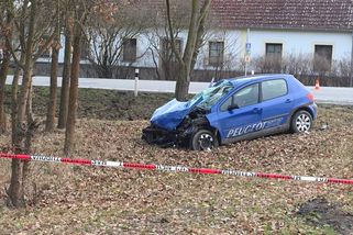 Při srážce auta a převozové sanitky na Českobudějovicku se zranilo šest lidí, jeden muž v nemocnici zemřel - Novinky