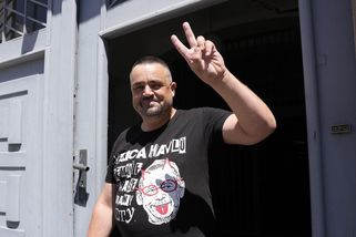 Novotný z ODS dostal facku. Napadl ho v pražské pasáži politik ze Stačilo! - Novinky