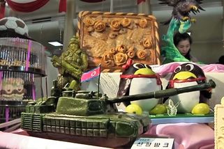 Severokorejský gastronomický bizár: Dorty ve tvaru vojenské techniky - Novinky