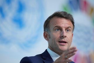Macron po úterní vraždě volá po okamžitém zákazu sociálních sítí dětem pod 15 let - Novinky