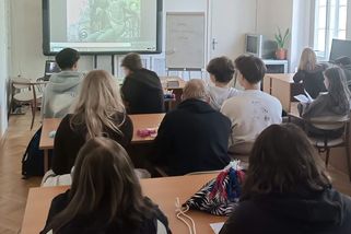 Nejen studenti gymnázia, do Ruského domu nahnali i osmáky ze Všetat - Novinky