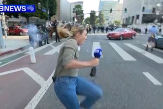 Policista během protestů v L. A. v živém vysílání střelil reportérku gumovým projektilem - Novinky