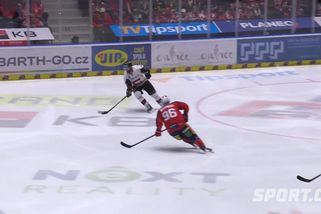 Šéf rozhodčích připustil chybu. Na Krejčíka se měl v prodloužení pískat faul - Sport.cz