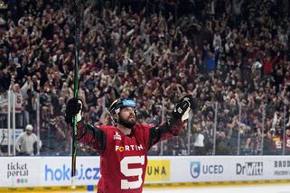 Hrdina Sparty zařídil obrat, ale už dávno mohl být ve sprše: Nebál jsem se, asi mi najel do hokejky - Sport.cz