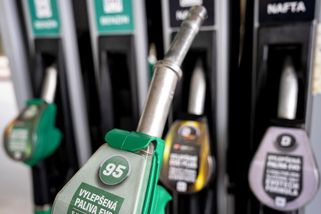 Ministerstvo snížilo strop. U nafty o dvacetník, u benzínu o desetník - Novinky