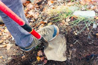 Pavel si svépomocí na zahradě kopal díru pro bazén. Jen o vlásek unikl smrti a teď varuje ostatní