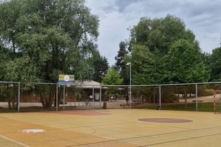 Pardubickému podnikateli vadí hluk z hřiště u vily, kterou si kdysi postavil bez povolení. Soud žalobu smetl - Novinky