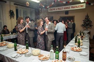 Vánoční večírky za socialismu: Oschlé chlebíčky, cigaretový kouř, divoké pitky a nevěra