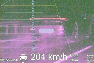 Na mokré dálnici uháněl řidič v mercedesu dvoustovkou, u Humpolce dojezdil - Novinky