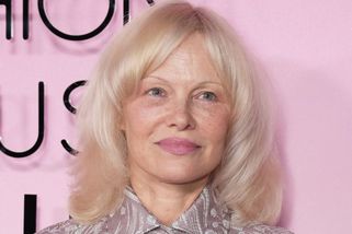 Fanoušci si pořád nezvykli: Pamelu Anderson přirovnávají k tetě i babičce