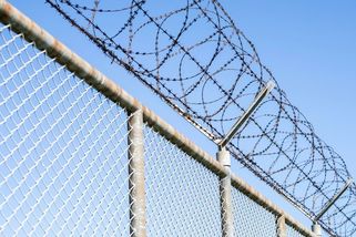 Znásilnil bývalou manželku a vyhrožoval jí smrtí. Soud nyní muže předčasně propustil, i když je znovu stíhaný - Novinky