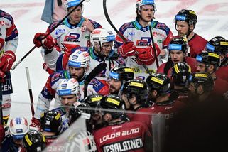 Vyhrocený závěr, fanoušci Sparty zasypali hráče kelímky. Nemáme jim to za zlé, tvrdí soupeř - Sport.cz