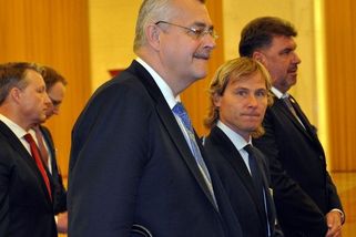 Záhadný vzkaz Tvrdíka. Láká Slavia Nedvěda? - Sport.cz