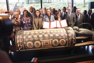 Francie po 110 letech Pobřeží slonoviny vrátila ukradený posvátný mluvící buben - Novinky