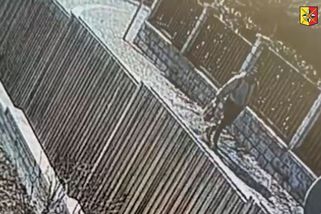 Policie hledá muže s bomberem a ležérní chůzí, přepadl seniorku v Praze a utekl s jejím důchodem - Novinky