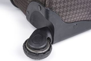 Cestující urval kolečka od kufru, aby jej pustili do letadla bez příplatku - Novinky