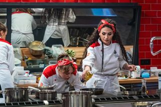 Z Pekelné kuchyně moc jídla nevzešlo. Vulgární moderátor a zmateně pobíhající soutěžící, kteří ani netušili, kde mají nádobí