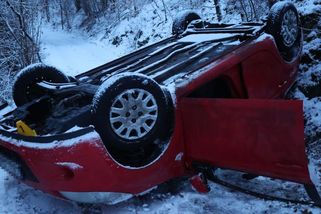 Řidič na Karlovarsku nezvládl na ledovce prudké stoupání a narazil do skály. Zemřel na místě - Novinky