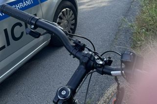 Cyklista v Opavě dostal pokutu 2500 korun za držení mobilu na řídítkách - Novinky